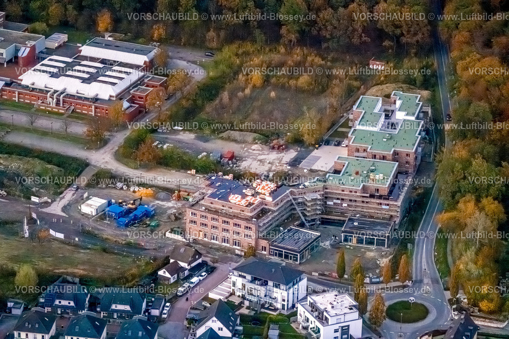 Bergkamen231103561 | Luftbild, Baustelle auf dem ehemaligen Bergwerk Grimberg 3/4 Gelände, umgeben von herbstlichen Laubbäumen, Baustelle mit Neubau Gesundheitszentrum und wohnvoll village-Einrichtung für betreutes Wohnen, Weddinghofen, Bergkamen, Ruhrgebiet, Nordrhein-Westfalen, Deutschland