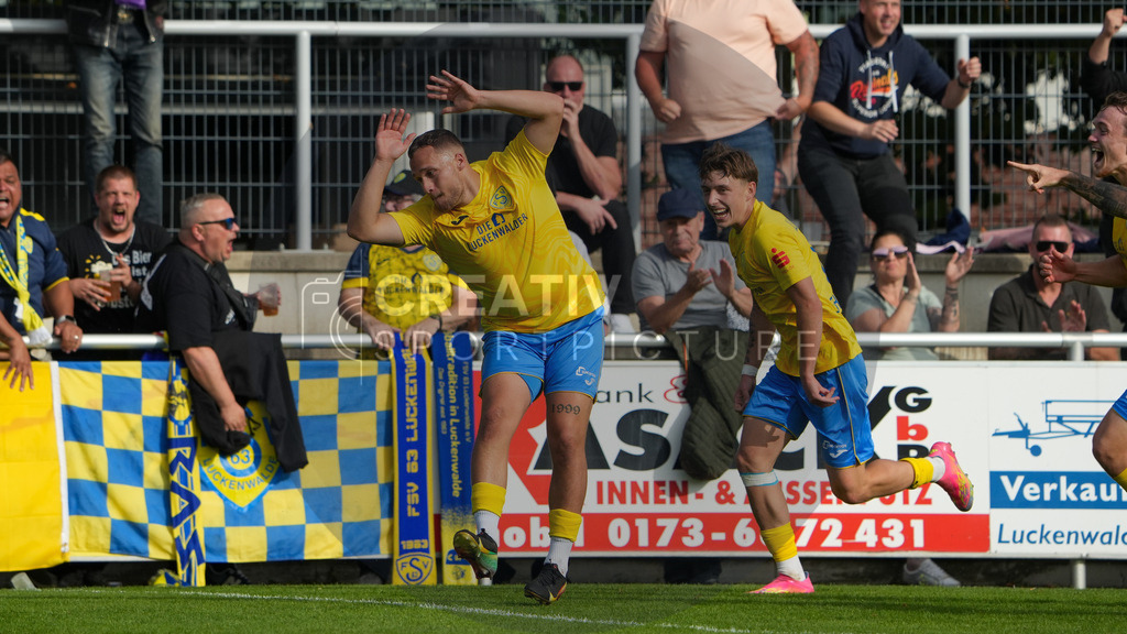 Fußball, Herren, Saison 2025/2026, Regionalliga Nordost, 10. Spieltag, FSV 63 Luckenwalde vs. BSG Chemie Leipzig, Samstag 27.09.2025, Werner-Seelenbinder-Stadion Luckenwalde, | Fußball, Herren, Saison 2025/2026, Regionalliga Nordost, 10. Spieltag, FSV 63 Luckenwalde vs. BSG Chemie Leipzig, Samstag 27.09.2025, Werner-Seelenbinder-Stadion Luckenwalde, Im Bild: Lucas Will jubelt artistisch über sein Tor. - Realisiert mit Pictrs.com