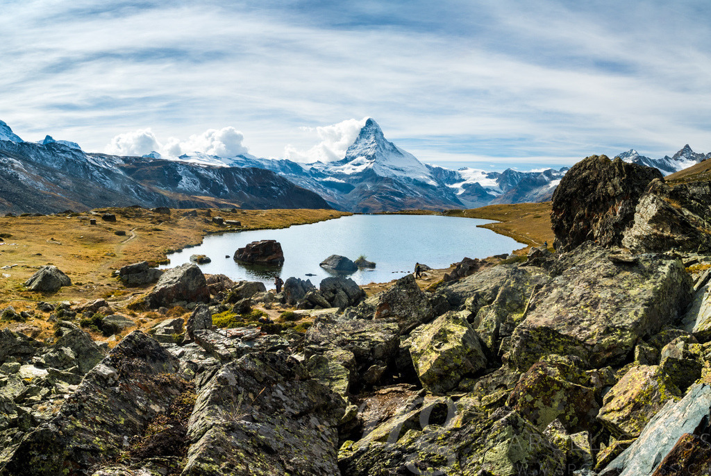 a swiss icon | Matterhorn with mountain lake - Realisiert mit Pictrs.com