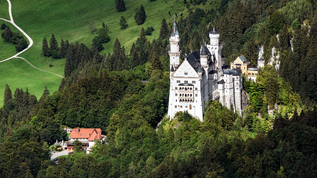 dr__0058075.jpg | SCHWANGAU 06.08.2020 Burganlage des Schloß Neuschwanstein an der Neuschwansteinstraße in Schwangau im Bundesland Bayern. // Castle of Schloss Neuschwanstein on the Neuschwansteinstrasse in Schwangau in the state Bavaria. Foto: Daniel Reiter