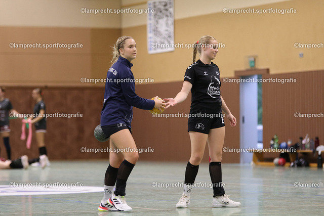 Handball I Juniorinnen I Saison 2026-2027 I Oberliga Schleswig-Holstein I 3. Spieltag I HSG Kalkberg 06 - TSV Bargteheide 017 | v.l. Lennya Putzig (10, HSG Kalkberg 06), Frida Kaack (2, HSG Kalkberg 06) - Realisiert mit Pictrs.com