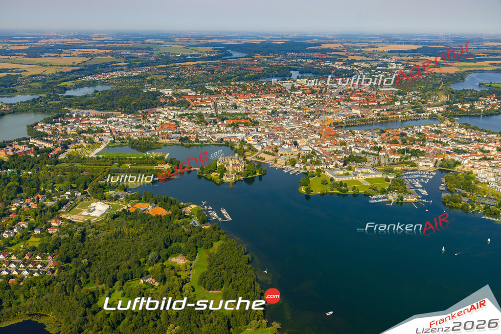 Schweriner Altstadt Schwerin Bild- Das Luftbild wurde 2025 vom UL-Flugzeug heraus erstellt ( keine Drohne bzw. Drohnenaufnahme ) - Hochauflösende Luftaufnahme -Nicht vergleichbar mit Google Maps oder Satelittenbilder- Die Geschenkidee !Mit Lizenz und Bildrechte bestellbar - CC