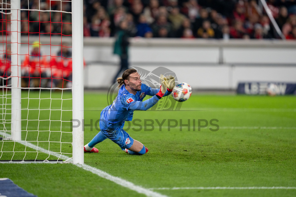 VfB Stuttgart vs. RB Leipzig, Fussball, 1. Bundesliga, 26. Spieltag, 15.03.2026 | Maarten Vandervoort (RB Leipzig, #26),VfB Stuttgart vs. RB Leipzig, Fussball, 1. Bundesliga, 26. Spieltag, 15.03.2026Foto: photosbyphips/Philip Ziegler