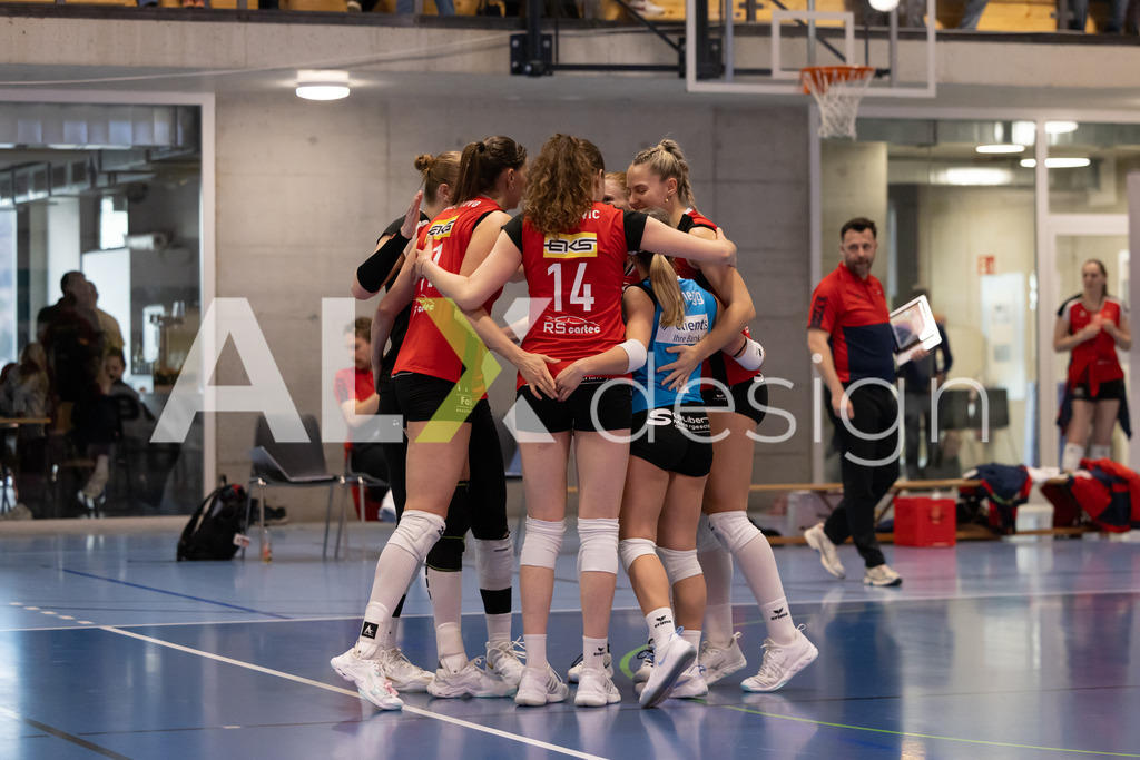 Volleyball I Frauen I Saison 2025-2026 I Volleyball NLA | Women I 1/4 Finals I  BIWI VFM - VC Kanti Schaffhausen I 01.03.2026 | VC Kanti Schaffhausen Spielerinnenkreis - Realisiert mit Pictrs.com