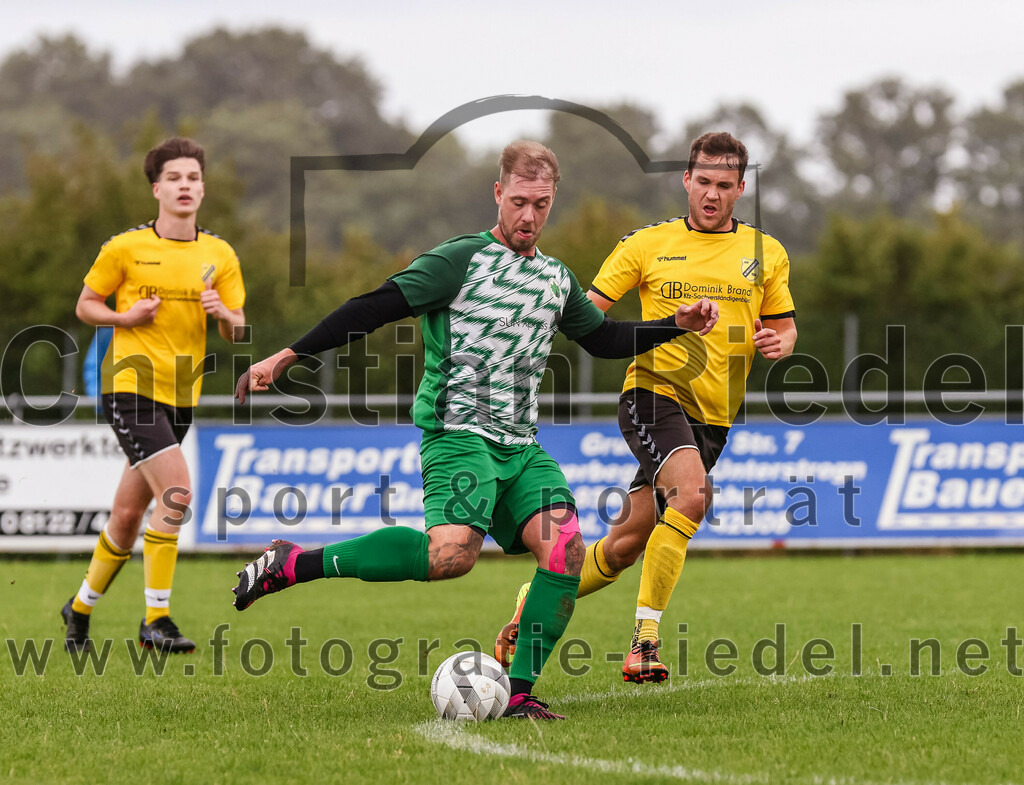 2023-08-06_083_SC_Kirchasch_gegen_SV_Eichenried | Bockhorn, Deutschland, 06.08.2023:
Fußball, Kreisliga 2023 / 2024, 2. Spieltag, SC Kirchasch gegen SV Eichenried, Endergebnis: 3:1

Bastian Reuel (SV Eichenried, #20), Stefan Hackl (SC Kirchasch, #11)

Foto: Christian Riedel / fotografie-riedel.net