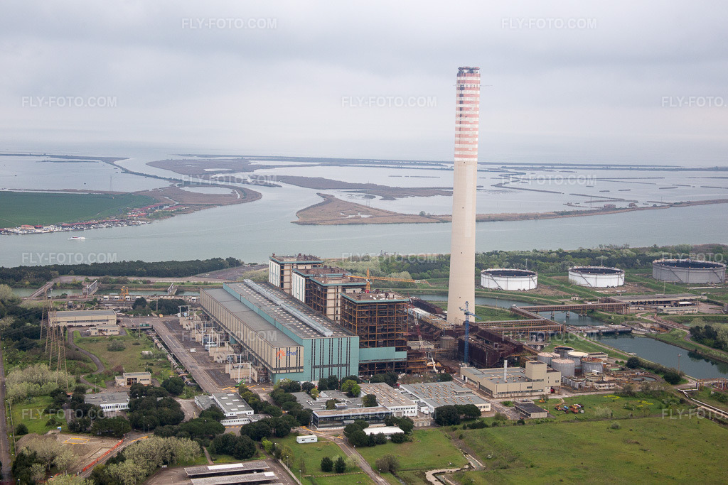 Aerial view: Tanks, power plant facilities and exhaust towers of the oil and power plant at the mouth of the Po River in Case Ocaro in the state Veneto, Italy.Photo: IMG_087673.jpg taken on 04/09/2016 by Werner Riehm/FLY-FOTO.comResolution of the original: 5472 x 3648 px