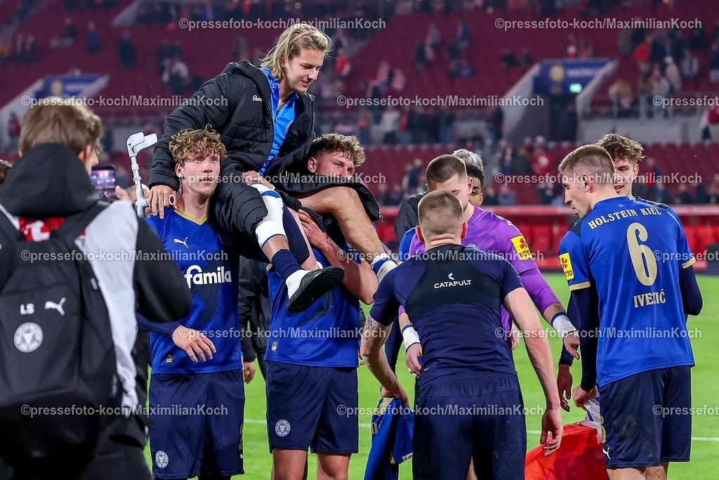 F9510042601143 | 10.04.2026, Fußball, Fortuna Düsseldorf - Holstein Kiel, 2. Fußball Bundesliga, Herren, Merkur Spiel-Arena, 29. Spieltag, Saison 2025 2026: Abschlussjubel nach dem 2:1 Sieg für Holstein Kiel John Tolkin&nbsp; (Holstein Kiel #47) wird auf Händen getragen  DFB regulations prohibit any use of photographs as image sequences and or quasi-video.