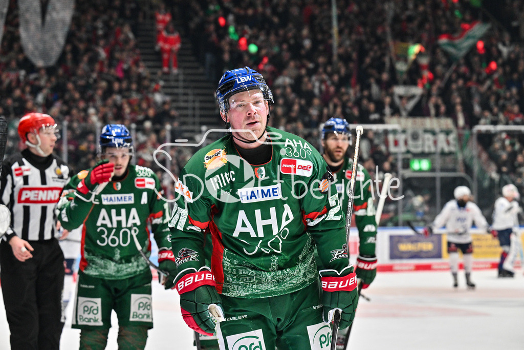 Augsburger Panther - Adler Mannheim | AUGSBURG, GERMANY - 28. DECEMBER: Jubel der Panther nach dem Treffer zum 1-0 durch Cody KUNYK (Augsburger Panther 20) / Tor / Torschuetze / Freude / Happy während dem Match zwischen den Augsburger Panthern und den Adler Mannehim am 33. Spieltag der Penny DEL im Curt Frenzel Stadion