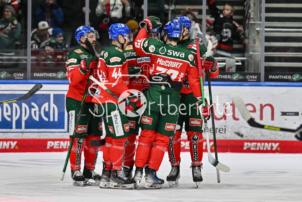 Augsburger Panther - Schwenninger Wild Wings | Jubel des AEV nach dem Treffer zum 5-3 druch Chris COLLINS (Augsburger Panther #10) / Freude / happy / Tor / torschuetze / DEL: Augsburger Panther - Schwenninger Wild Wings, Curt Frenzel Stadion am 02.02.2025