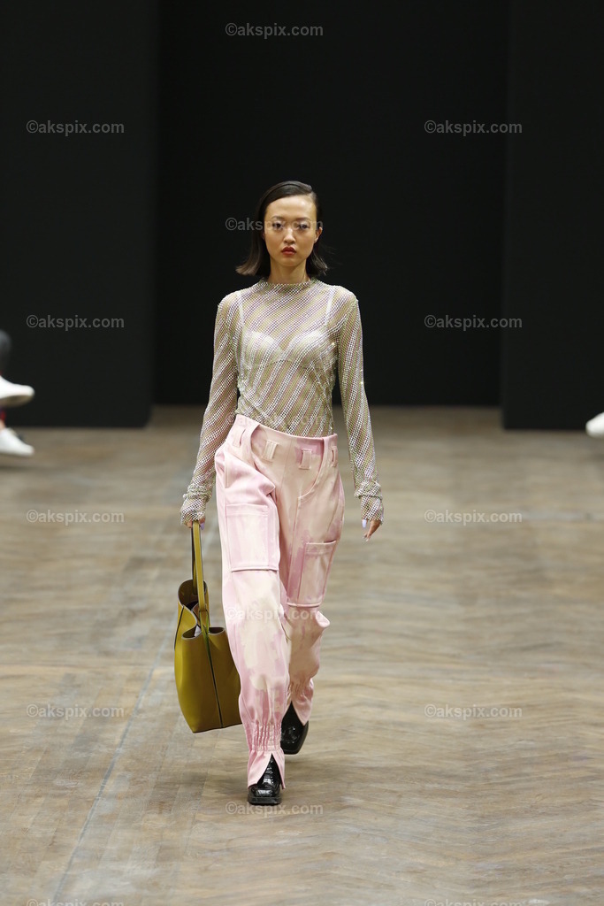 Kilian Kerner auf der  MBFW Spring/Summer 2023 | Mercedes-Benz Fashion Week (MBFW)  Frühling / Sommer 2023 im Hotel Telegraphenamt Berlin in Berlin-Mitte. Die Kollektionen von Kilian Kerner auf der MBFW Spring/Summer 2023. Das Bild zeigt Models mit der Kollektion von Kilian Kerner.