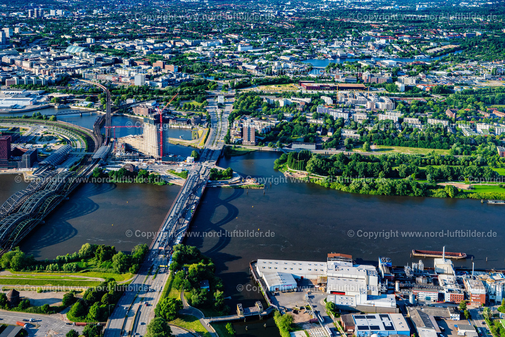 Hamburg_Elbbrücken_Hafencity_ELS_7981160625 | HAMBURG 16.06.2025 Neubau eines Brückenbauwerk entlang der Veddeler Brückenstraße über der Elbe im Ortsteil Rothenburgsort in Hamburg, Deutschland. // New construction of a bridge structure along the Veddeler Brueckenstrasse over the Elbe in the Rothenburgsort district in Hamburg, Germany. Foto: Martin Elsen