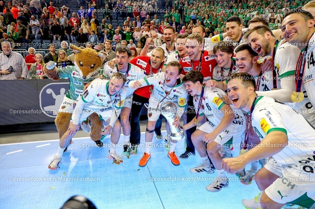 xSSCx19042602077 | 19.04.2026, xsscx, Handball, DHB-Pokal Lidl Final4, Finale, Füchse Berlin - Bergischer HC, Saison 2025 / 2026 Herren, Lanxess Arena, Köln: Die Mannschaft der Füchse Berlin feiert den Sieg im DHB-Pokal, Mathias Gidsel (Füchse Berlin #19), Tobias Grondahl (Füchse Berlin #15), Leo Prantner (Füchse Berlin #06)   Photo: xSandraxScherningxPressefotoKochx
