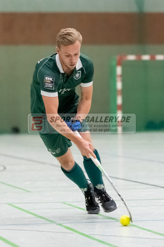 SFE_20240113_0019 | Mülheim, Deutschland, 13.01.2024: Malte Hellwig (Uhlenhorst Mülheim) in Aktion waehrend des Spiels der Halle 1. Bundesliga Herren zwischen Uhlenhorst Mülheim vs Rot-Weiss Köln im Sporthalle Lehnerstr. (HTCU) am 13.01.2024 in Mülheim, Deutschland. (Foto von Stephan Fehrmann)

Mülheim, Germany, 13.01.2024: Malte Hellwig (Uhlenhorst Mülheim) in action during the game of Halle 1. Bundesliga Herren between Uhlenhorst Mülheim vs Rot-Weiss Köln in Sporthalle Lehnerstr. (HTCU) at 13.01.2024 in Mülheim, Deutschland. (Foto von Stephan Fehrmann)