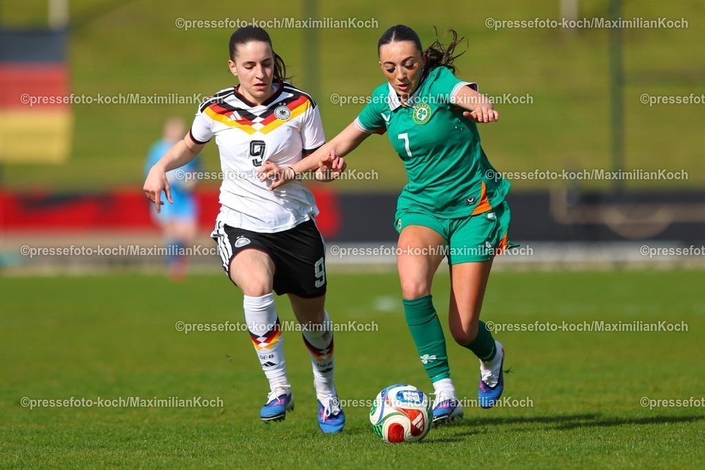 xKWIx10042601067 | 2026.04.10, xkwix, Fußball, UEFA Women's UNDER 19 Championship qualification, Republic of Ireland - Germany, Uhlenkrugstadion, Runde 2 1.Spieltag, Saison 2025 / 2026: Lotta Wrede(Deutschland U19 Frauen #8) im Zweikampf gegen Ella Kelly (Irland U19 Frauen #7) DFB regulations prohibit any use of photographs as image sequences and or quasi-video. Photo: xKamilxWilkowskixPressefotoKochx