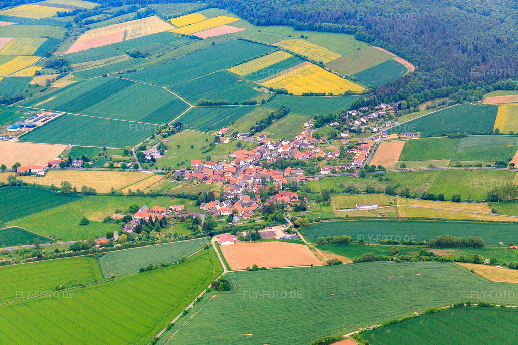 Luftbild: Dorfansicht aus Nordosten im Ortsteil Arenborn in Wesertal im Bundesland Hessen in Deutschland. Foto: IMG_079517.jpg vom 24.05.2015 durch Werner Riehm/FLY-FOTO.de