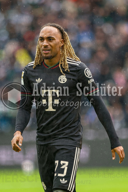 Borussia Mönchengladbach vs FC Bayern München - Bundesliga  | Mönchengladbach, Deutschland, 25.10.25:   Sacha Boey (FC Bayern München) schaut waehrend des Spiels der Bundesliga zwischen Borussia Mönchengladbach vs FC Bayern München im Stadion im Borussia Park(Foto von Brauer-Fotoagentur / Adrian Schlueter)