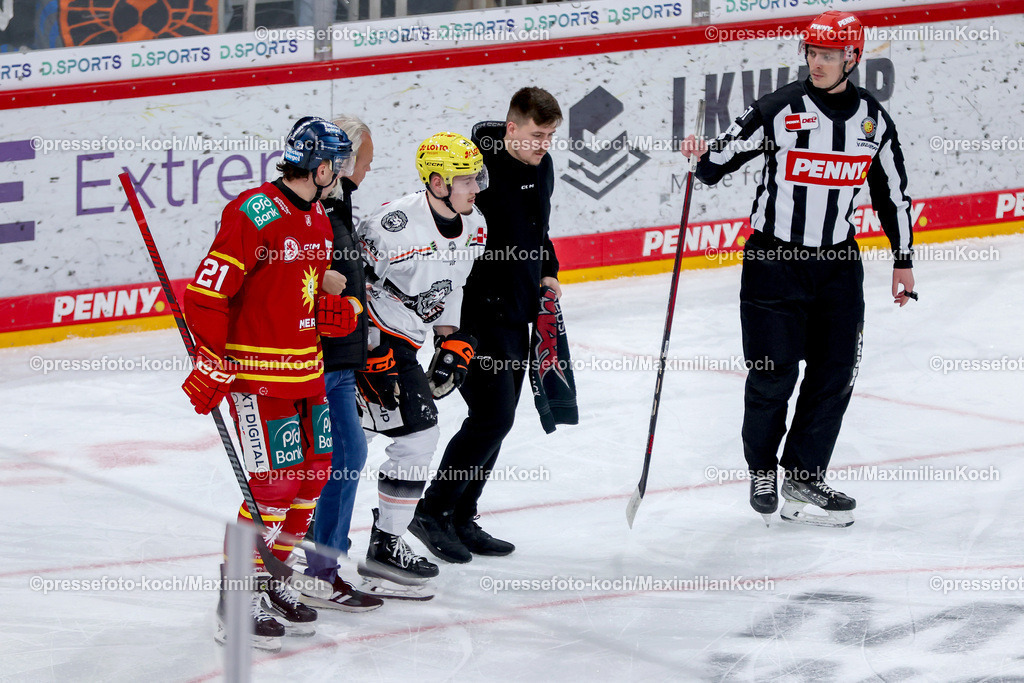 DEG06122401008 | 06.12.2024, Düsseldorf, Eishockey, Penny DEL, PSD-BANK Dome, Düsseldorfer EG - Löwen Frankfurt: Sebastian Cimmerman (FRA #61) muss nach einem Foul verletzt das Spielfeld verlassen