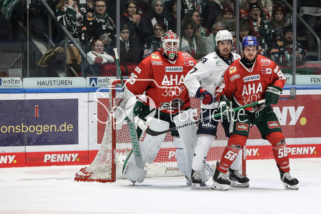 Augsburger Panther - Adler Mannheim | v. l. Markus KELLER (AEV #35) / John GILMOUR (MAN #7) und Maximilian RENNER (AEV #58)