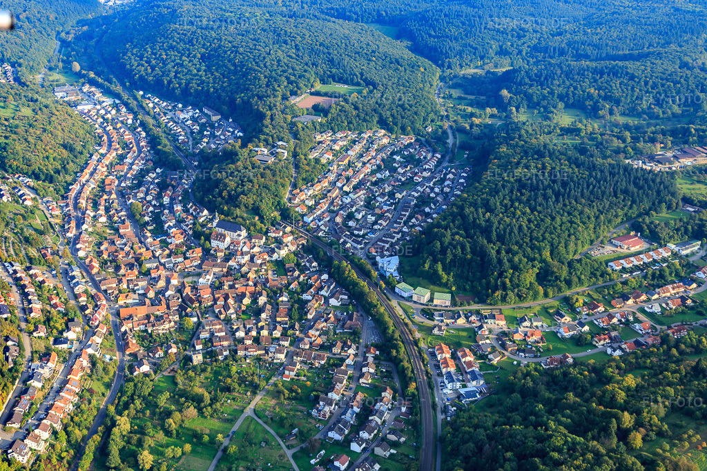 Luftbild: Verlauf der S-Bahn durch das Dorf mit Tunnel durch den Kirchberg im Ortsteil Ersingen in Kämpfelbach im Bundesland Baden-Württemberg in Deutschland. Foto: IMG_103630.jpg vom 23.09.2017 durch Werner Riehm/FLY-FOTO.de