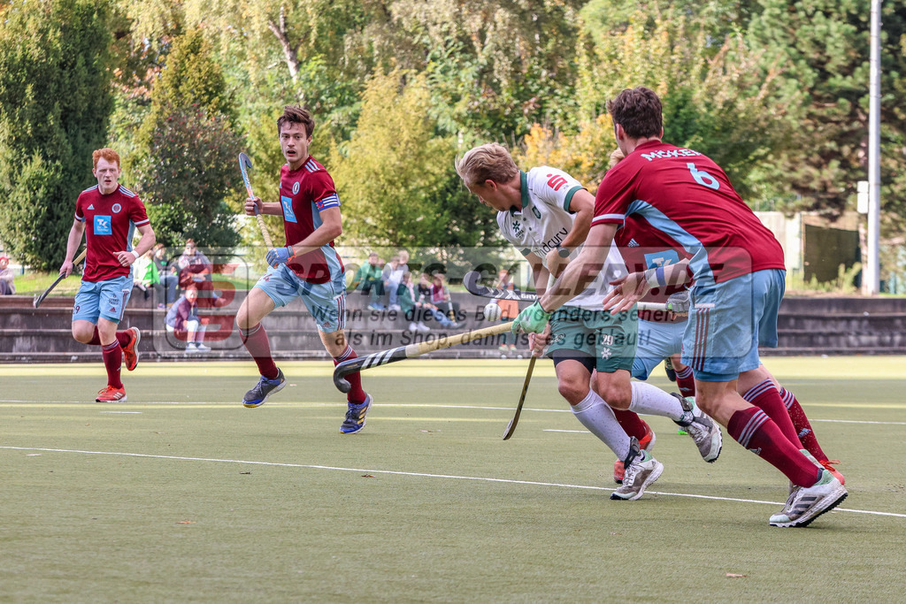 MJ_2022-10-08_Herren_HTCU-UHC-70 | Malte Hellwig (Uhlenhorst Mülheim #29), Moritz Möker (UHC Hamburg #6) &amp; Tim Peter Schwieren (UHC Hamburg #24), Uhlenhorst Mülheim - UHC Hamburg am 8.10.2022 im Waldstadion, Mülheim a. d. Ruhr