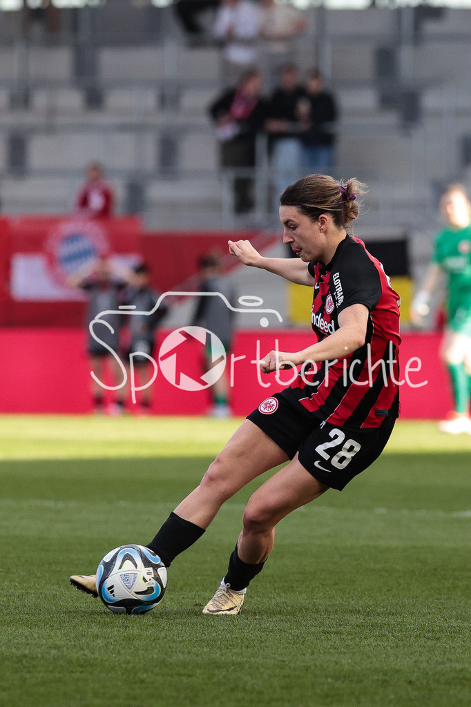 FC Bayern München Damen - Eintracht Frankfurt Damen | am Ball Barbara DUNST (SGE #28) Freisteller / Einzelfoto