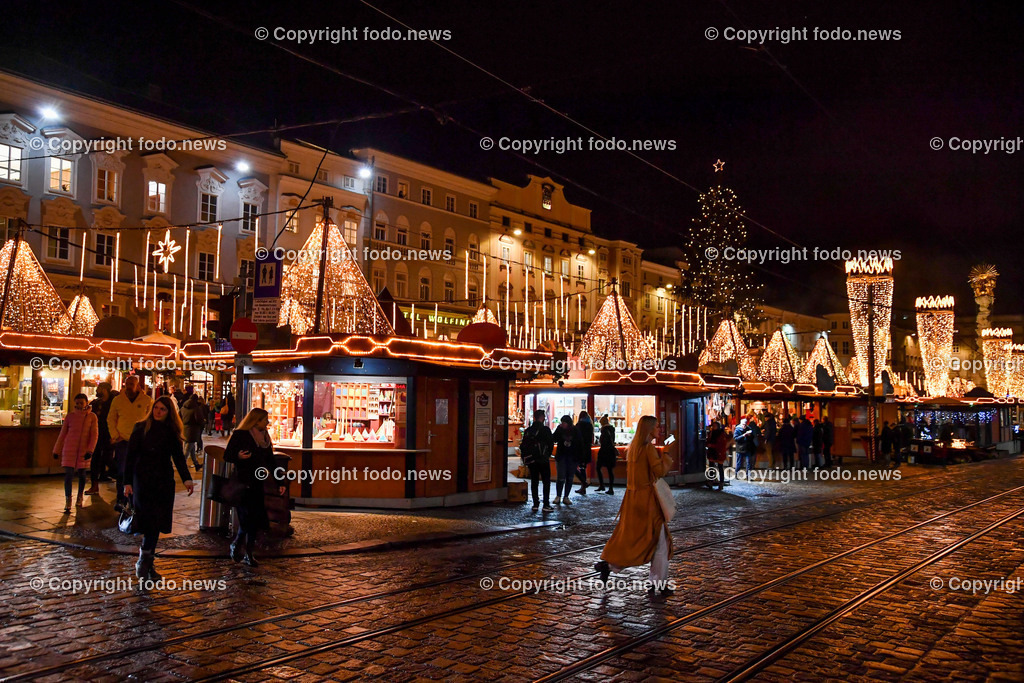 Christkindlmarkt_ Hauptplatz Linz_ 23.11.2022-2 | 23.11.2022, Linz, AUT, Christkindlmarkt, Hauptplatz Linz, Weihnachtsdekoration, im Bild Christkindlmarkt, Hauptplatz Linz, Huetten, Standln