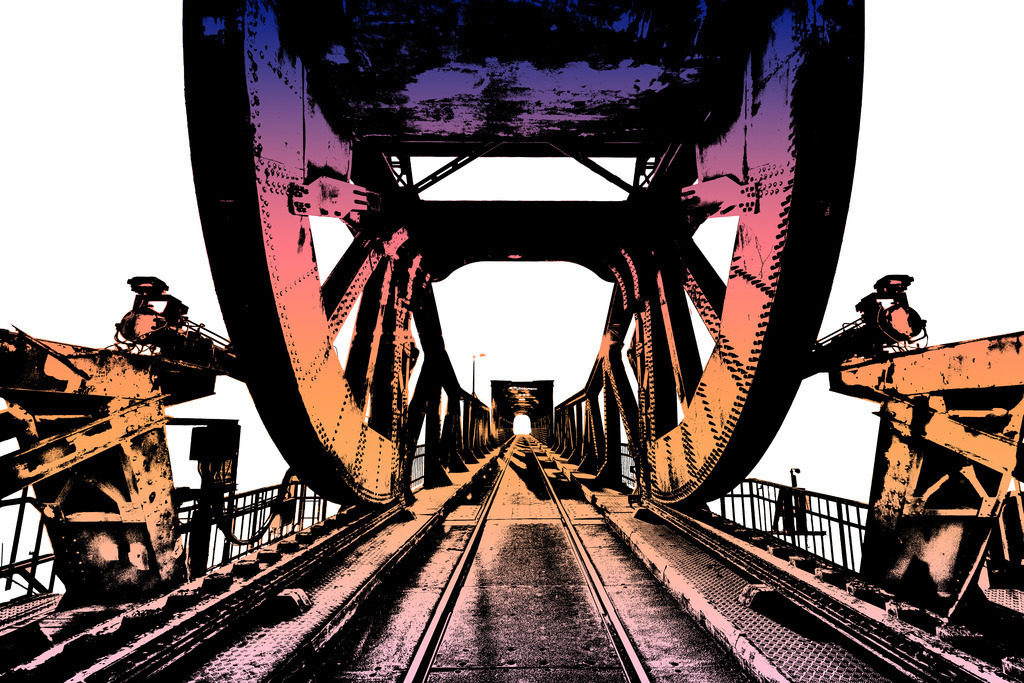 Photoart: Schleibrücke im Farbverlauf – eindrucksvolle Perspektive in künstlerischer Klarheit | Dieses Wandbild im Querformat präsentiert die künstlerische Interpretation der Schleibrücke, deren Farbverlauf aus warmen Tönen die Struktur besonders hervorhebt. Der sorgfältig komponierte Fluchtpunkt führt das Auge entlang der gesamten Brücke und verstärkt die Tiefenwirkung der Szene.Die Eisenbahnschienen auf der Brücke tragen zusätzlich zur dynamischen Perspektive bei, wodurch ein starkes Gefühl von Bewegung und Raum entsteht. Der weiße Hintergrund hält die Komposition klar und lenkt nicht vom zentralen Motiv ab, sodass die Architektur und die Farbgebung optimal zur Geltung kommen.Ein Kunstwerk, das die Verbindung von Struktur und Farbspiel auf eindrucksvolle Weise in Szene setzt. - Realisiert mit Pictrs.com