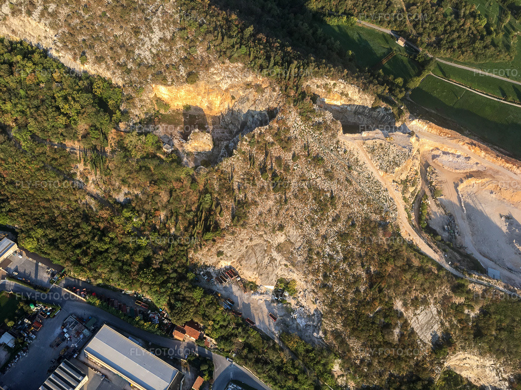 Aerial view: Buco Del Frate in Paitone in the state Brescia, Italy. – Photo: IMG-135046.jpg taken on 09/23/2022 by Werner Riehm/FLY-FOTO.com – Resolution of the original: 4032 x 3024 px