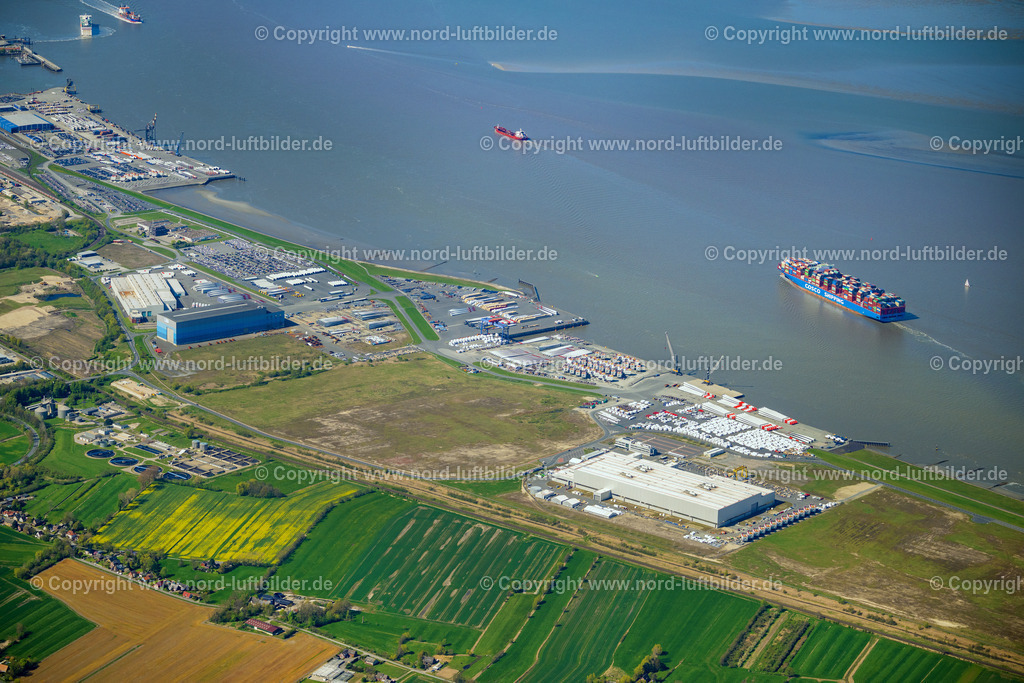 Cuxhaven_Siemens_Gamesa_Renewable_Energy_ELS_9423300423 | CUXHAVEN 30.04.2023 Lager- und Freiflächen der Windrad- Montage und Produktionsstätte im Industriegebiet des Siemens Offshore- Windturbinenwerk in Cuxhaven im Bundesland Niedersachsen, Deutschland. Beteiligte Firmen sind Siemens Gamesa Renewable Energy die ARCADIS Germany GmbH und Ballast Nedam nach Entwürfen der ARCHITEKTEN BRÜNING REIN. // Storage and open spaces of the wind turbine assembly and production facility in the industrial area of the Siemens offshore wind turbine plant in Cuxhaven in the state Lower Saxony, Germany. Participating companies are Siemens Gamesa Renewable Energy, ARCADIS Germany GmbH and Ballast Nedam according to designs by ARCHITEKTEN BRUeNING REIN. Foto: Martin Elsen