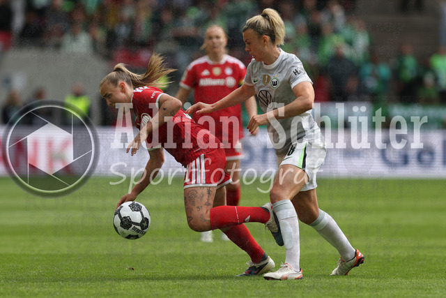 14.05.2026, GER, Fussball, Frauen, DFB-Pokal, Finale, Saison 2025/2026, VfL Wolfsburg - FC Bayern München | Gerogia Stanway (Bayern) und Lena Lattwein (Wolfsburg) im Kampf um den Ball