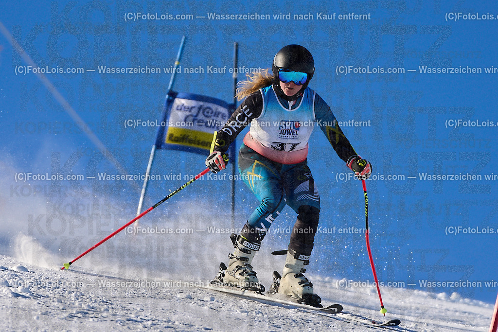 ALP3811_MASTERS-Cup_GS-C Damen_Van den Ende Anne-Marie | (C)FotoLois.com, Alois Spandl. FIS Masters-Cup Wildschönau, Giant Slalom auf der Piste Schatzberg GS, Siegerehrung auf dem Dorfplatz Niederau, Sa 13. Januar 2024.