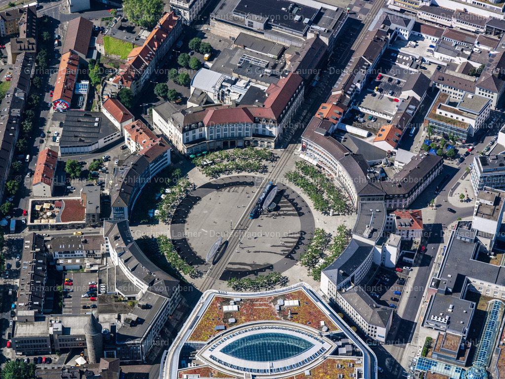 2508240 | Der Königsplatz ist ein runder Platz im Zentrum von Kassel. Er trennt die Obere von der Unteren Königsstraße und wird von der Straßenbahn zentral durchquert, die entlang dieser Straßen verkehrt. Insgesamt münden sechs Straßen auf den Königsplatz. Heute ist er Teil der Fußgängerzone in der Innenstadt