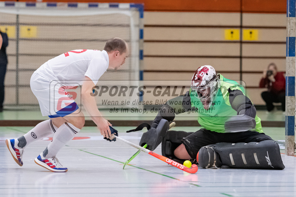 HK_20230113_102690 | 1. Bundesliga ( Halle ) Herren Crefelder HTC - DSD Düsseldorf am 13.1.2023 Crefelder HTC  ( CHTC ) Halle Glockenspitz , Krefeld , Ehling Jonathan ( Crefelder HTC #22 ) , Jonas Weißner Torwart ( DSD Düsseödorf #13 )