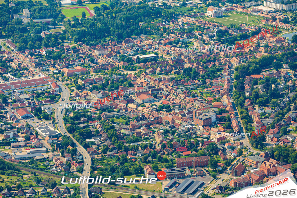 Luftaufnahme der Stadt Ludwigslust - Die Luftaufnahme wurde 2025 vom UL-Flugzeug heraus erstellt ( keine Drohne ) - Hochauflösende Luftaufnahme - für professionelle Ausdrucke geeignet. Die Geschenkidee !Hier alle&nbsp;Infos zur Lizenzierung der LuftaufnahmeWir fliegen auch dieses Jahr wieder in Ihre Region um Luftbilder zu erstellen.- Luftbild anfragen