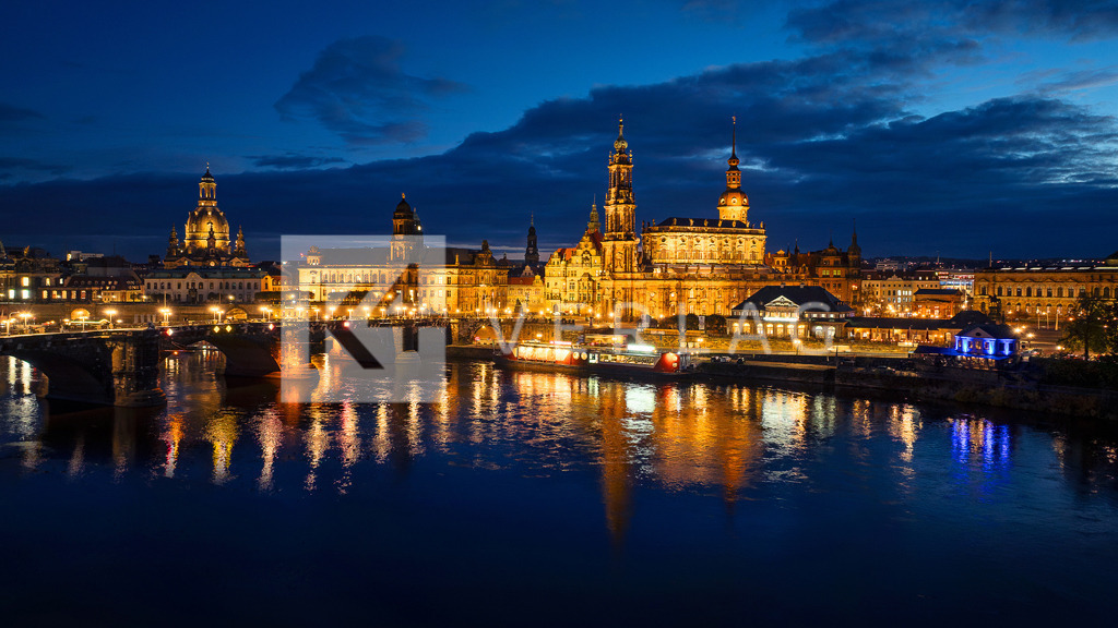 Panorama-Altstadt-Dresden-Nacht-Elbe-DJI_20231108171601_0081 | Wandbild Blick auf die berühmte Silhouette der Dresdner Altstadt bei Nacht - Realisiert mit Pictrs.com