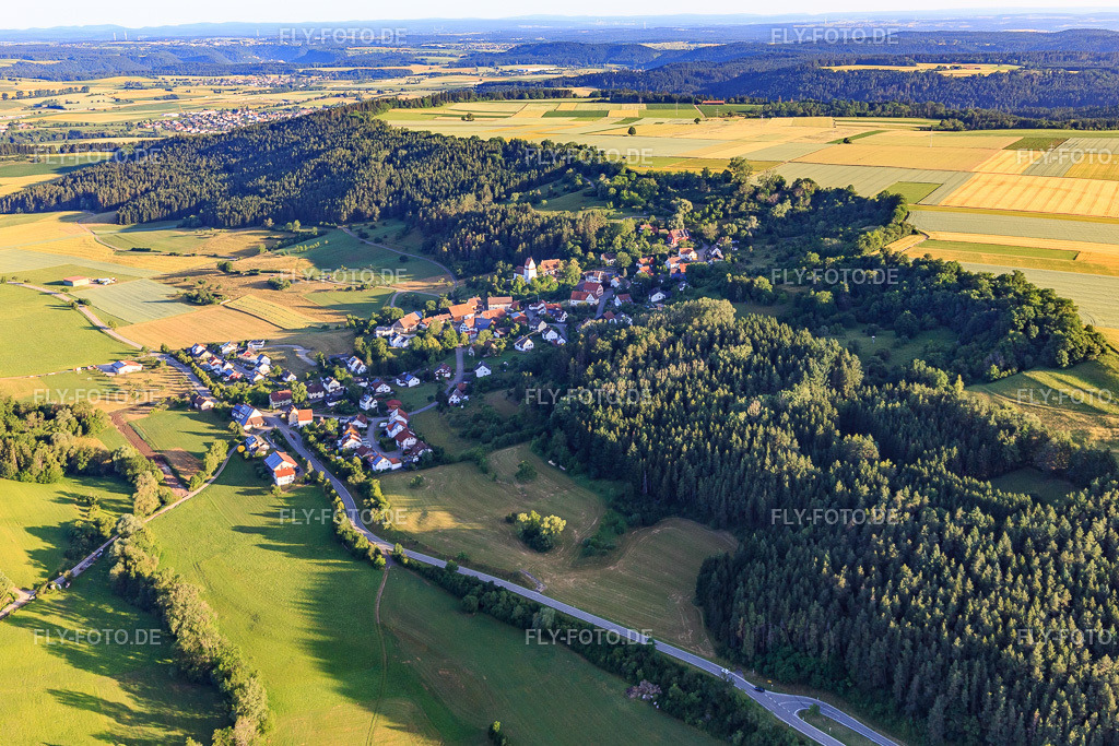 Dorfansicht aus Südosten | Luftbild: Dorfansicht aus Südosten im Ortsteil Gößlingen in Dietingen im Bundesland Baden-Württemberg in Deutschland. Foto: IMG_148619.jpg vom 25.06.2025 durch ©2025 Werner Riehm fly-foto.de/copyright - Realisiert mit Pictrs.com