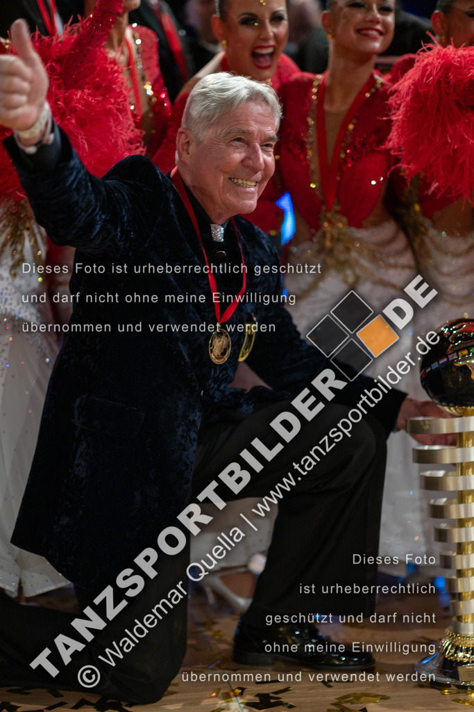 20251206-06106 | Hier finden Sie Tanz Bilder vom Latein und Standard Formationen tanzen. Sportbilder vom Tanzsport. Schöne Fotos und von Weltmeisterschaft, Europameisterschaft, Bundesliga, Regionalliga, Oberliga und Landesliga sowie von GOC Stuttgart, DanceComp, WM Bremen