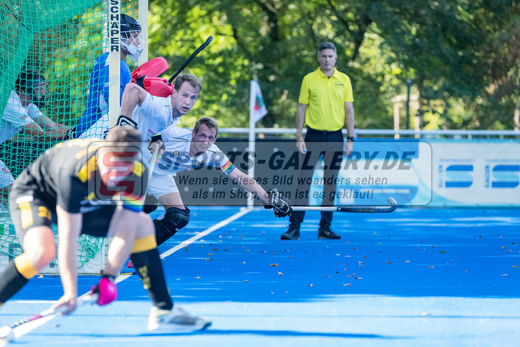 HK_20231001_104968 | 1.Bundesliga Herren Crefelder HTC - Harvestehuder THC am 1.10.2023 CHTC, Krefeld , Linus Michler ( Crefelder HTC #7 ) , Niklas Wellen ( Crefelder HTC 10 ) , Joshua Onyekwue Nnaji Torwart ( Crefelder HTC #29 )