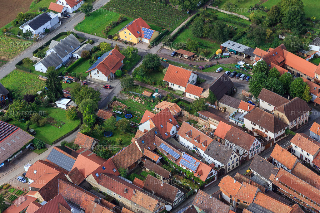 Luftbild: Am Pfarrgarten im Ortsteil Heuchelheim in Heuchelheim-Klingen im Bundesland Rheinland-Pfalz in Deutschland. Foto: IMG_072658.jpg vom 19.09.2014 durch Werner Riehm/FLY-FOTO.deAuflösung des Originals: 5472 x 3648 px