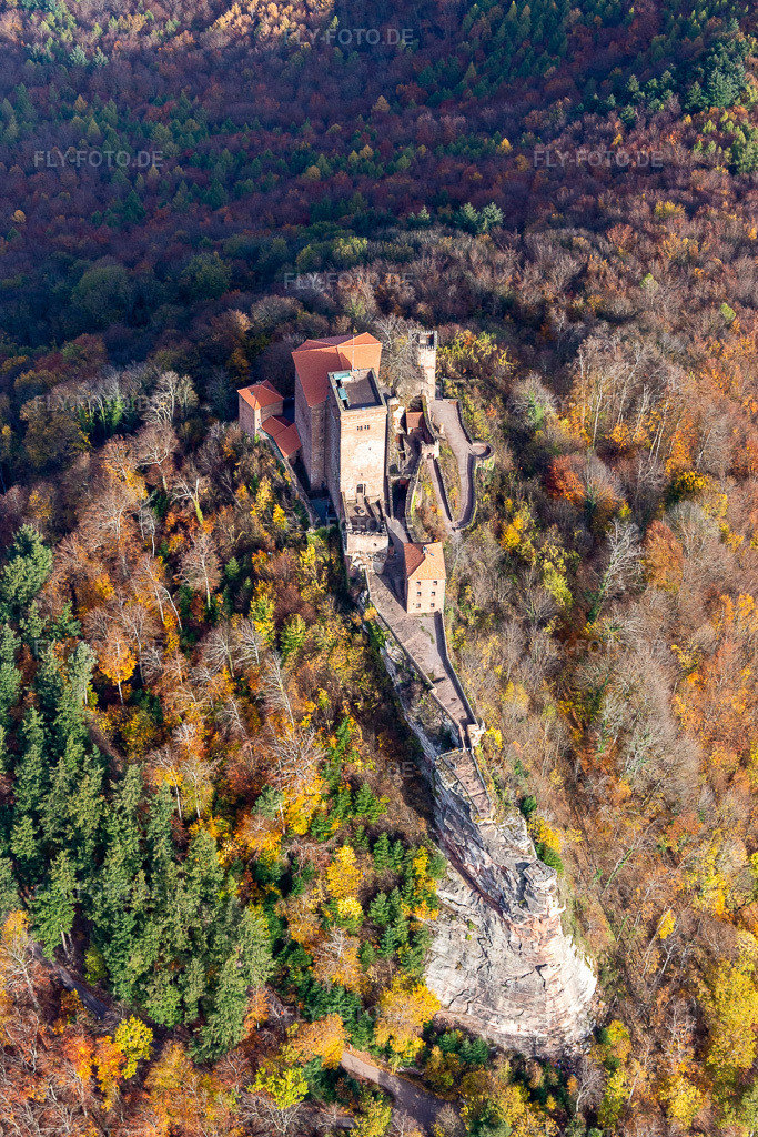 Luftbild: Herbstluftbild der Burganlage der Burg Trifels in Annweiler am Trifels im Bundesland Rheinland-Pfalz in Deutschland. Foto: IMG_123722.jpg vom 07.11.2020 durch Werner Riehm/FLY-FOTO.de