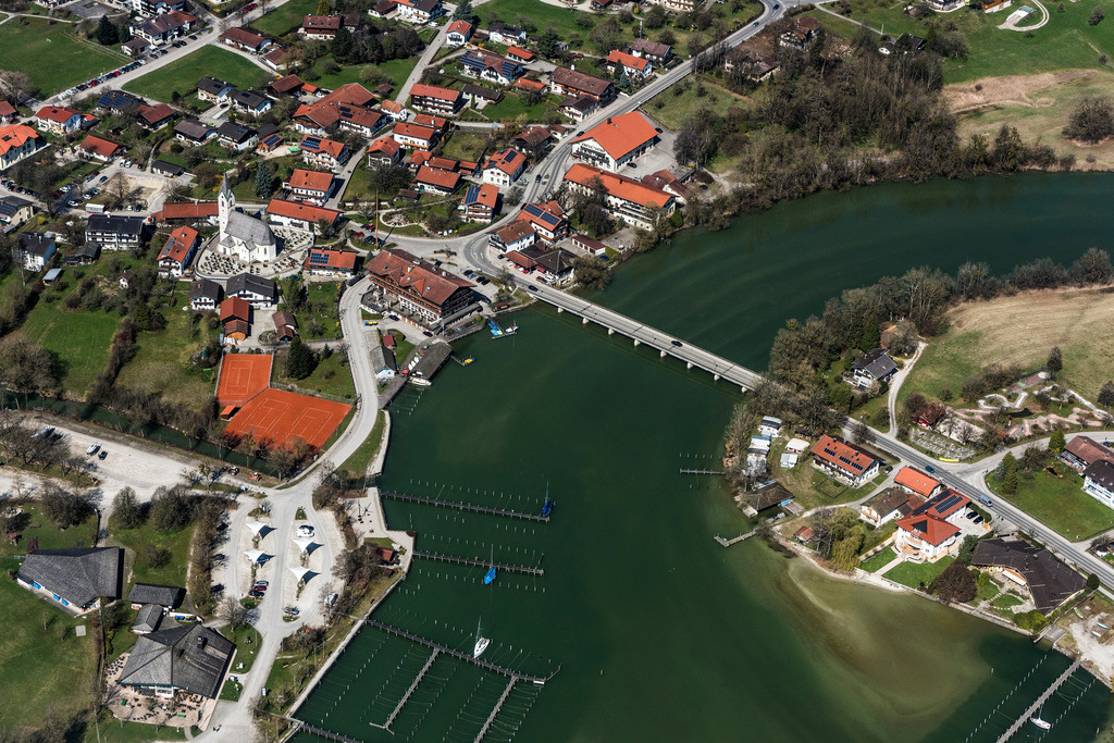 dr__0010505.jpg | SEEON-SEEBRUCK 28.03.2017 Dorfkern an den See- Uferbereichen Seebruck am Chiemsee  in Seeon-Seebruck im Bundesland Bayern, Deutschland. // Village on the lake bank areas Seebruck on Chiemsee in Seeon-Seebruck in the state Bavaria, Germany. Foto: Daniel Reiter