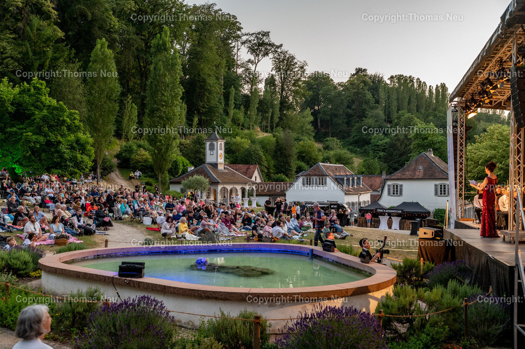 DSC_1462 | Der Staatspark Fürstenlager in Bensheim Auerbach, an der hessischen Bergstraße- ist ein wunderschöner Landschaftspark nach englischen Vorbild. Es war die Sommerresidenz der Darmstädter Fürstenfamilie die hier das "einfache Landleben" genossen. Zu jeder Jahreszeit kann man das Fürstenlager als Ausflugsziel empfehlen. Im Herrenhaus ist eine Gastronomie untergebracht. Im Sommer findet auf der Bühne vor der großen Wiese ein Opern-Air statt, 