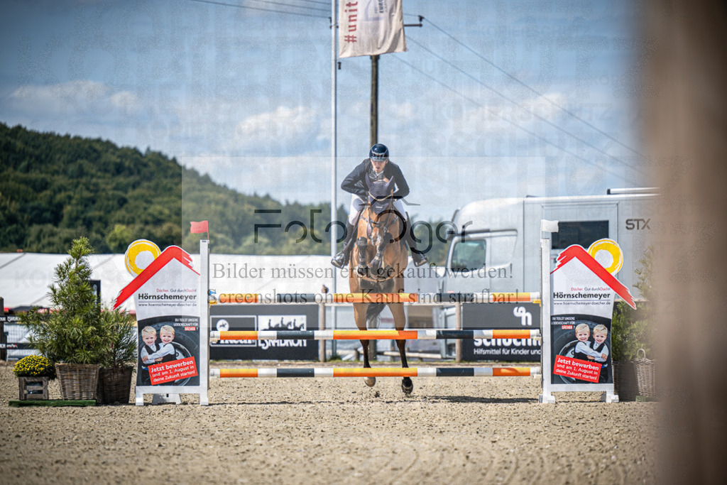 DOS_3073 | Entdecke hochwertige Reitturnierfotos von Foto Oger. Professionell, emotional und authentisch – jetzt Lieblingsmomente im Shop bestellen.Deutschlandweite Turnierfotografie. - Realisiert mit Pictrs.com