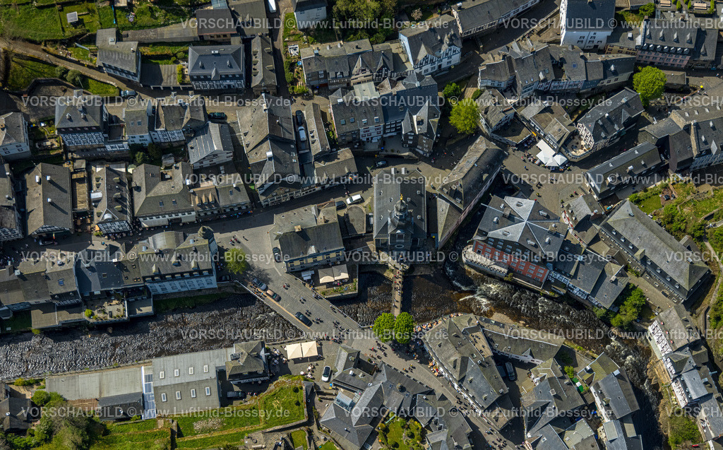 Monschau240502264 | Luftbild, historische Altstadt mit mittelalterlichen Gebäuden und der evangelischen Stadtkirche, Rotes Haus, Fluss Rur und Brücke Rurstraße Fußgängerbereich, kleine Brücke zur Kirche Auf den Planken, Monschau, Nordrhein-Westfalen, Deutschland