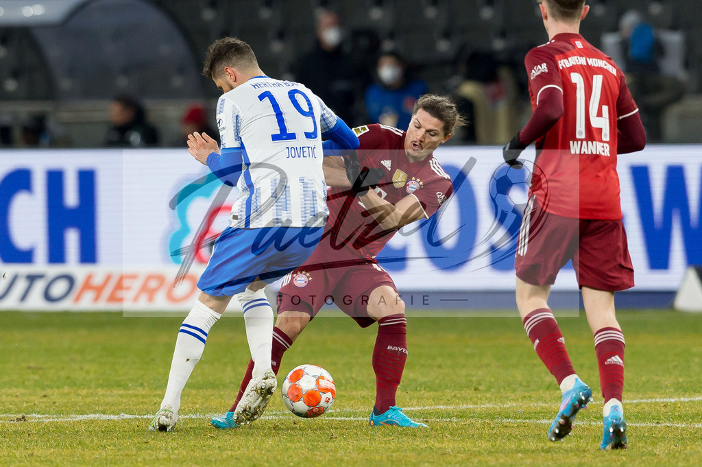 BSCFCB20220123_129 | Fussball, Herren: Stevan Jovetic (Hertha BSC) und Marcel Sabitzer (FC Bayern Muenchen) im Zweikampf bei dem Spiel der 1. Bundesliga zwischen Hertha BSC und FC Bayern Muenchen im Olypiastadion am 23.01.2022 in Berlin, Deutschland.DFB / DFL REGULATIONS PROHIBIT ANY USE OF PHOTOGRAPHS AS IMAGE SEQUENCES AND/OR QUASI-VIDEO. - Realisiert mit Pictrs.com