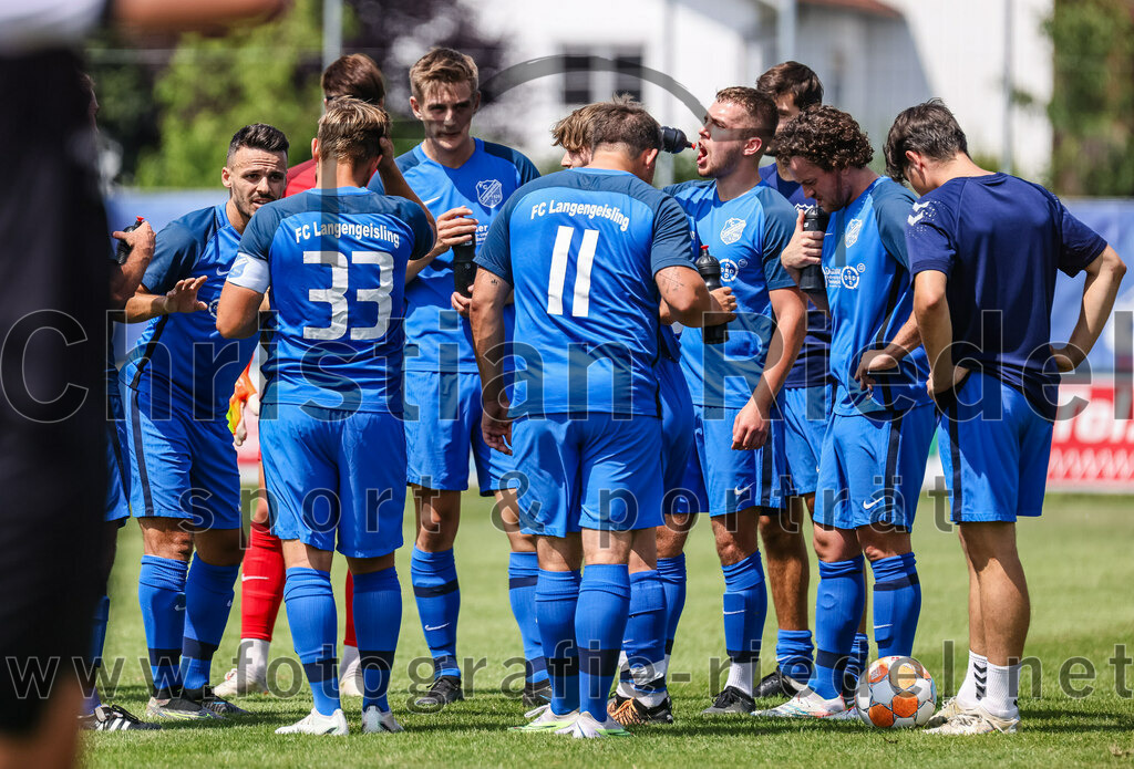 2023-07-22_064_FC_Langengeisling_gegen_VfB_Eichstaett_II | Erding, Deutschland, 22.07.2023:
Fußball, Bezirksliga Oberbayern Ost 2023 / 2024, Testspiel, FC Langengeisling gegen VfB Eichstätt II, Endergebnis: 3:2

Maximilian Hintermaier (FC Langengeisling, #13), Hannes Dornauer (FC Langengeisling, #33), Florian Rupprecht (FC Langengeisling, #11), David Riederle (FC Langengeisling, #14), Fabian Aigner (FC Langengeisling, #19), Maximilian Maier (FC Langengeisling, #10)

Foto: Christian Riedel / fotografie-riedel.net