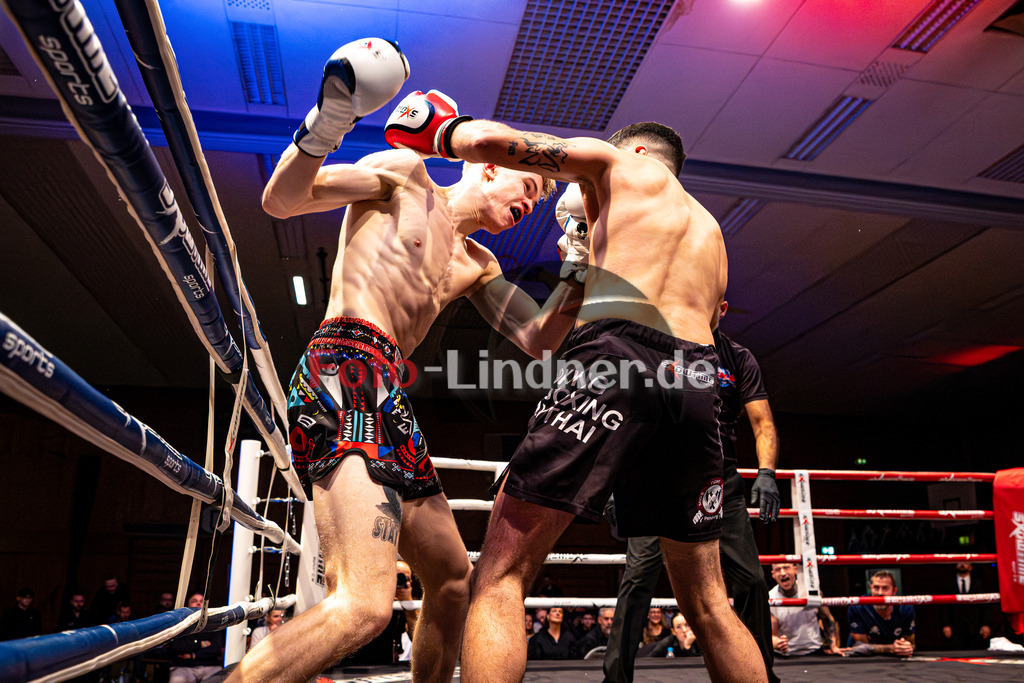 Maksym Palyha (blau) gegen Jesen Hamad (MFA Penz - rot) | MFA Fight Night DM Titelfight K1 Style bis 70kg , Maksym Palyha (blau) gegen Jesen Hamad (MFA Penz - rot), 20251108,,2025-11-08 in Penzberg (Wellenberghalle Penzberg), Copyright: WolfgangxLindner www.foto-lindner.de
