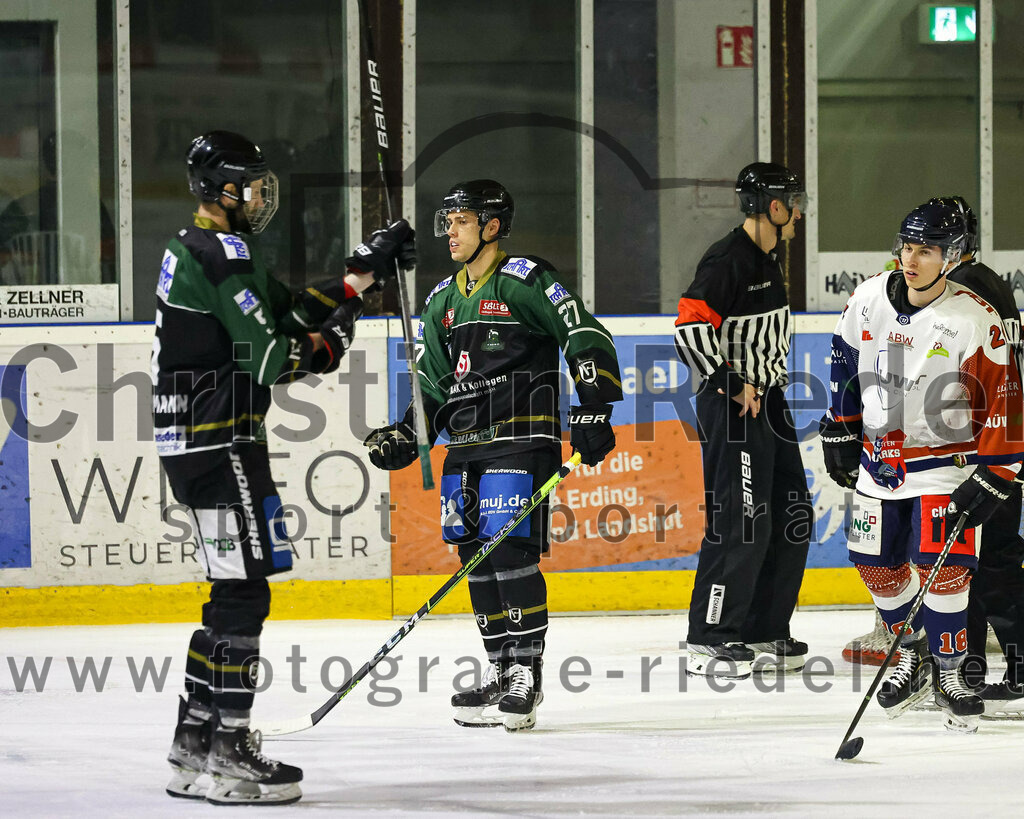 2023-03-03_114_TSV_Erding_gegen_ESC_Kempten | Erding, Deutschland, 03.03.2023:
Eishockey, Bayernliga Playoffs 2022 / 2023, Viertelfinale, TSV Erding gegen ESC Kempten, Endergebnis: 9:3

Florian Zimmermann (Erding Gladiators, #5), Mark Waldhausen (Erding Gladiators, #27)

Foto: Christian Riedel / fotografie-riedel.net