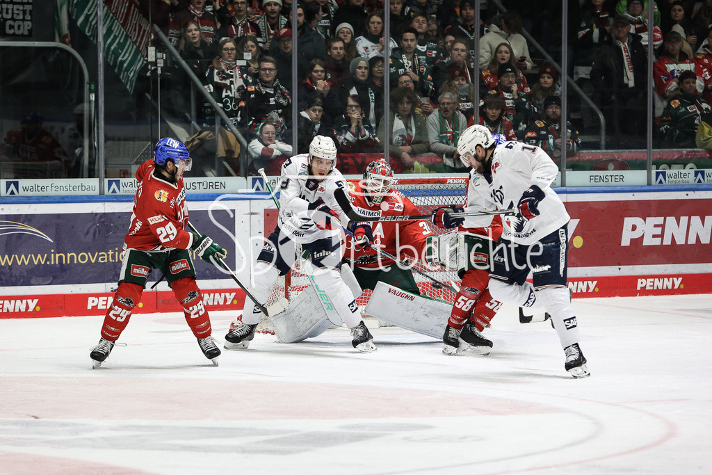 Augsburger Panther - Adler Mannheim | mit vereinten kraefen koennen die Hausherren einen Gegentreffer verhindern / Nicholas WELSH (AEV #29) / Linden VEY (MAN #19) / Maximilian RENNER (AEV #58)