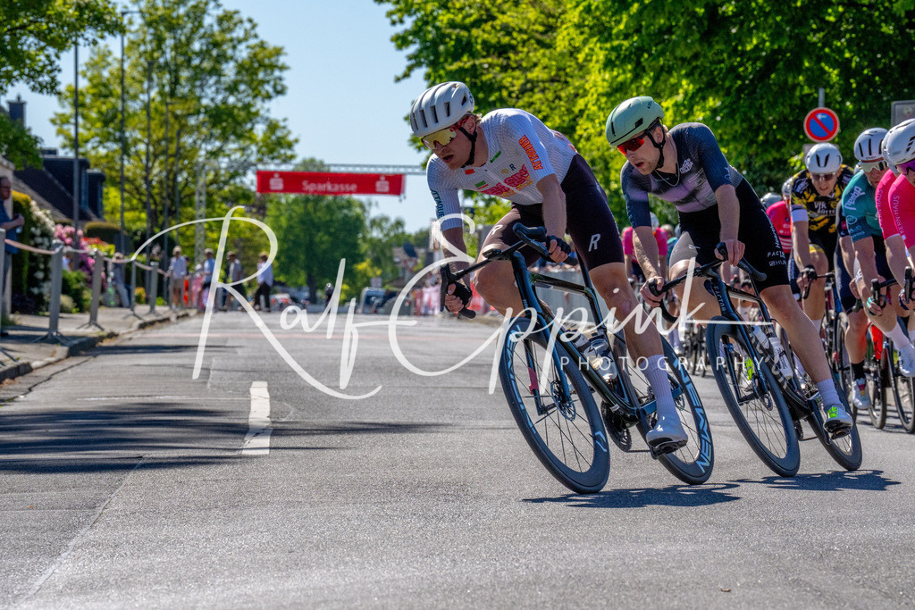 Spurt in den Mai 2026 - Großer Preis der Sparkasse Neuss | Annual one-day road cycling race "Großer Preis der Sparkasse Neuss" held in Büttgen, Germany, organized by VfR Büttgen 1912 e.V. The event features multiple races across all age categories from U11 youth to Elite men. - Realisiert mit Pictrs.com